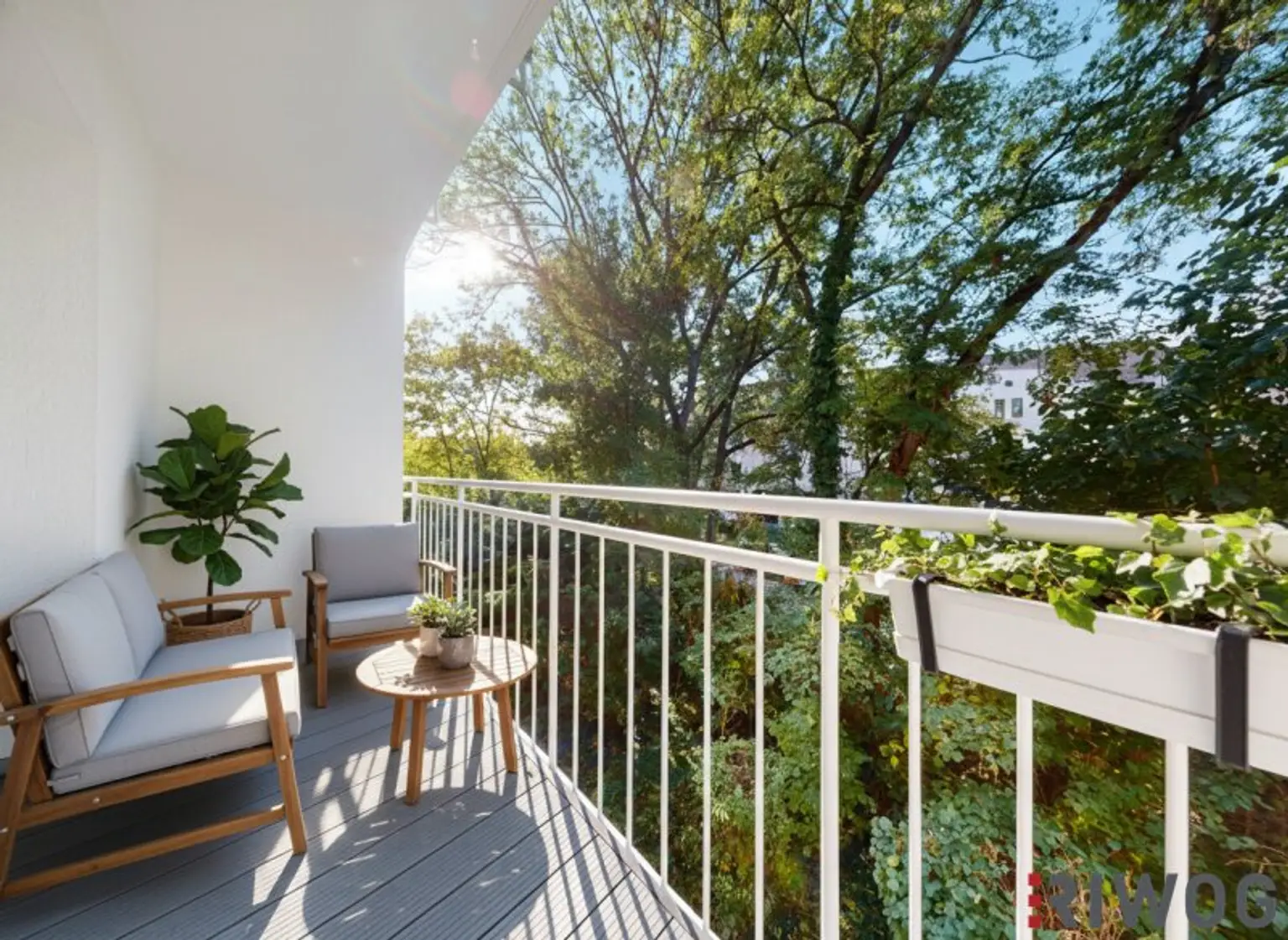 ERSTBEZUG nach Sanierung I 3 Zimmer Wohnung mit Balkon in wundervoller Grünlage I Tischler Einbauküche inkl. Siemensgeräte im Preis inbegriffen