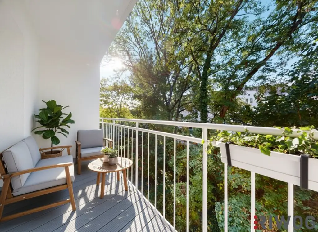 ERSTBEZUG nach Sanierung I 3 Zimmer Wohnung mit Balkon in wundervoller Grünlage I Tischler Einbauküche inkl. Siemensgeräte im Preis inbegriffen