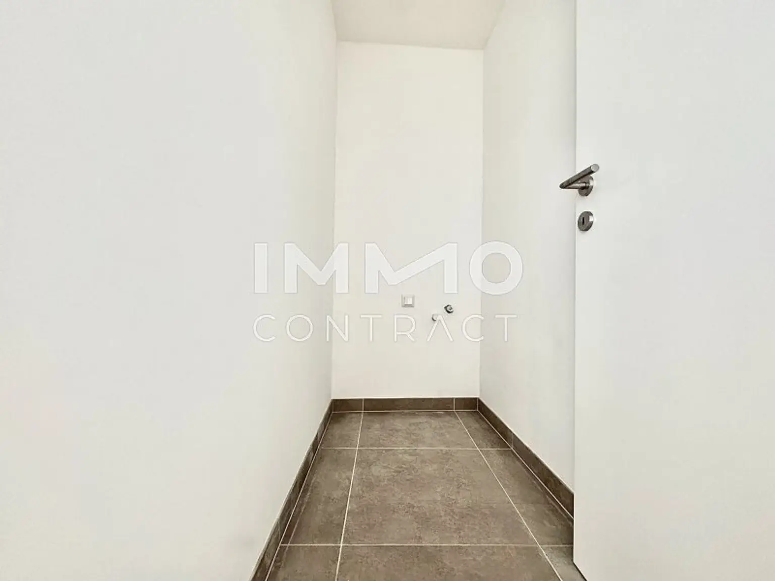 Abstellraum mit Waschmaschinenanschluss