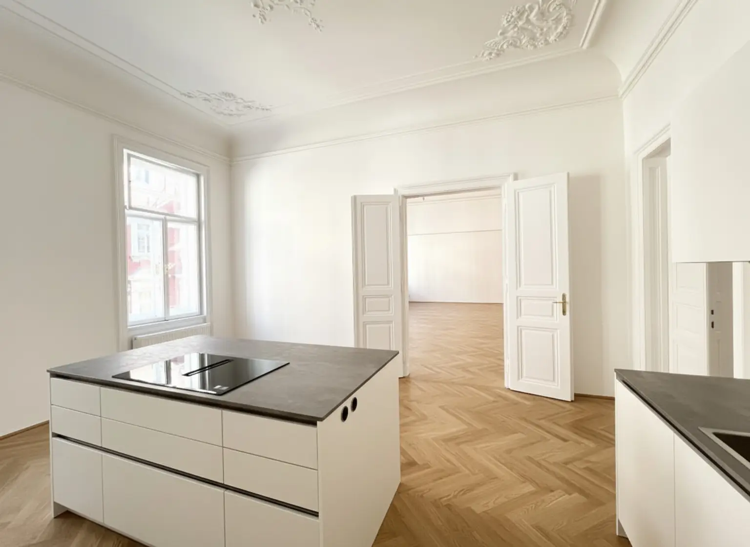 ERSTBEZUG NACH GENERALSANIERUNG: Einzigartige helle Altbauwohnung mit Stuckdecken in ruhiger Lage und einem kleinen Balkon