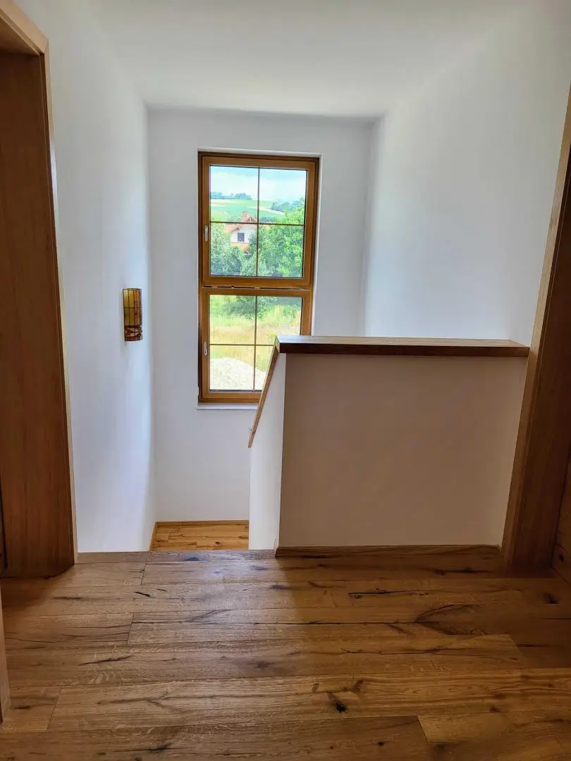 NEUES NIEDRIGENERGIEHAUS MIT GROSSEM GRUNDSTÜCK