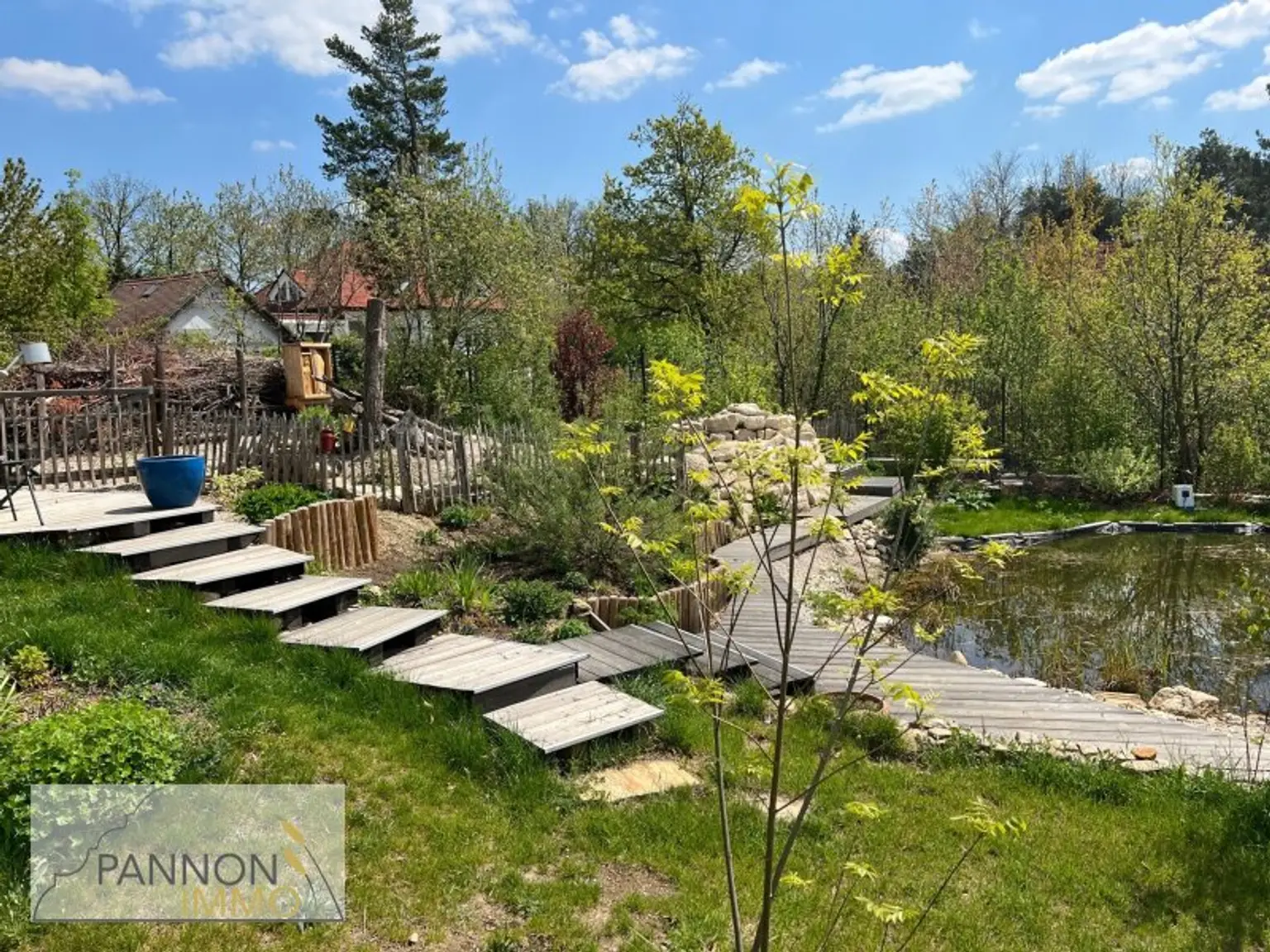 Luxus und Wohlbefinden - Traumvilla mit uneinsehbarem Garten in Grünlage