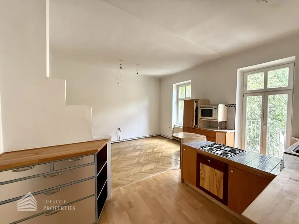 Helle Wohnung mit Balkon auf ganzer Etage zzgl. Rohdachboden, Nähe Einsiedlerpark