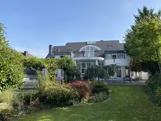 Blick aus dem Garten zum Haus