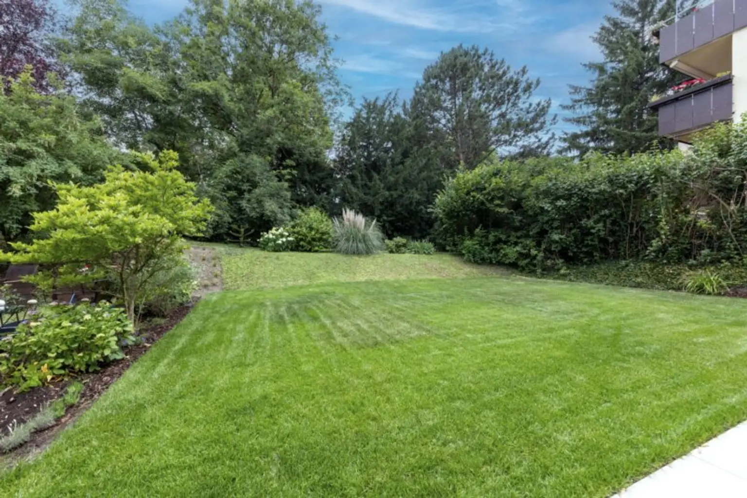 PURE ENTSPANNUNG! Riesiger Garten mit Blick ins Grüne I auch ideal f. gewerbliche Nutzung I Garage I Alarmanlage I