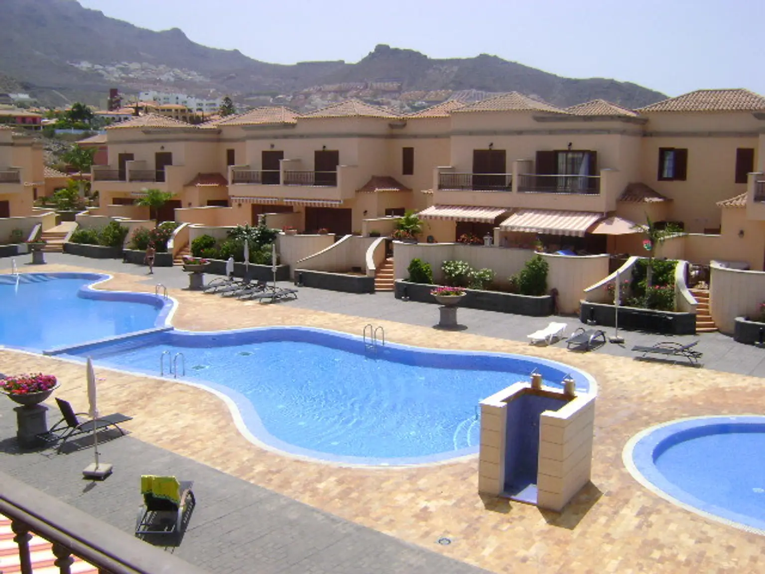 Villas del Duque - Complejo de casas adosadas con piscinas en la zona exclusiva de El Duque, Costa Adeje