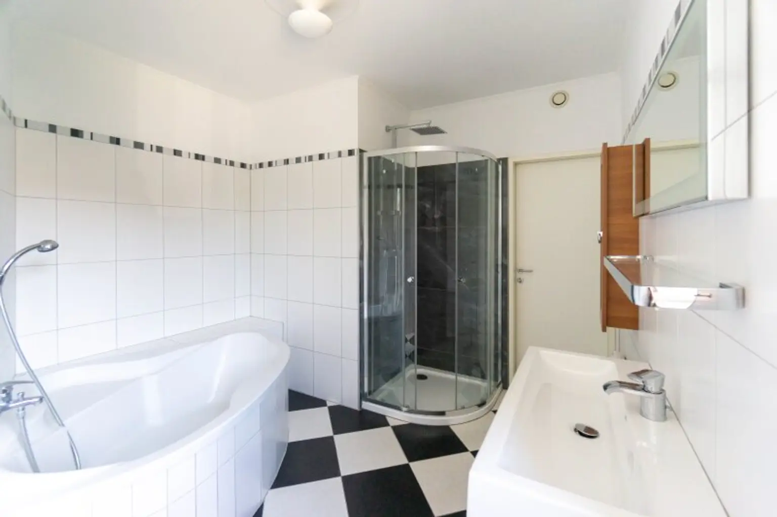 Badezimmer mit Dusche
