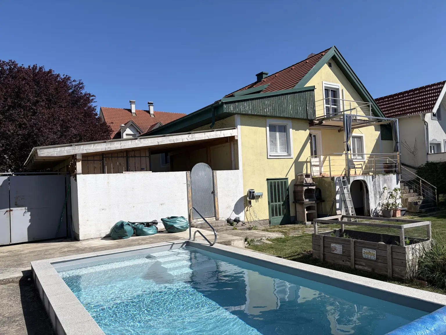 Hausansicht mit Pool