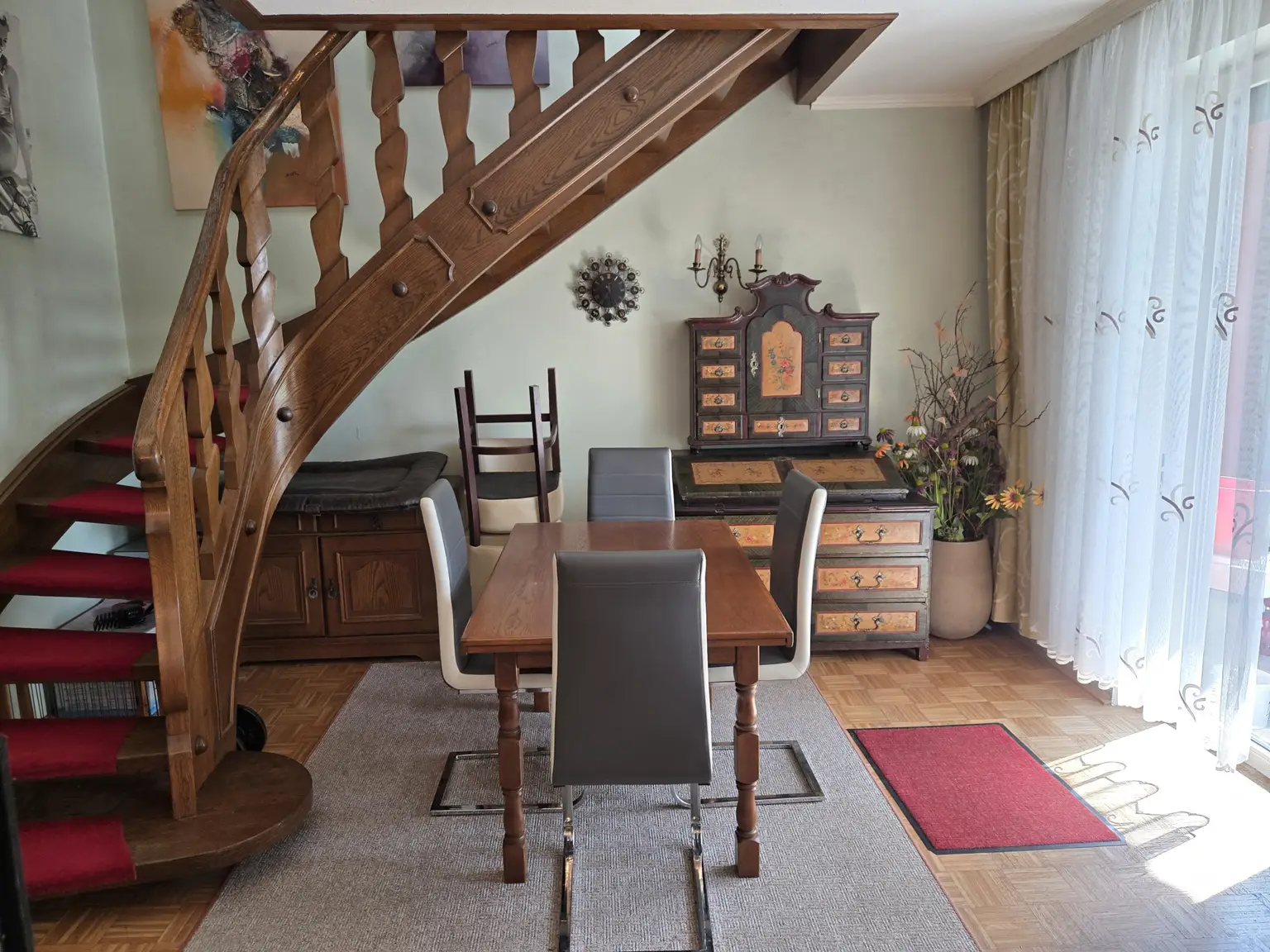 Eß-Tisch im Wohnzimmer mit Stiegenaufgang ins Obergeschoss
