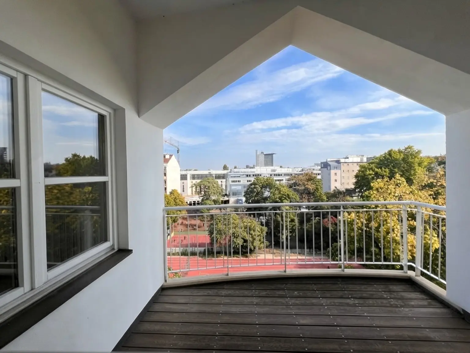 UNBEFRISTET: Klimatisierte Dachgeschosswohnung mit Loggien in Botschaftsviertel