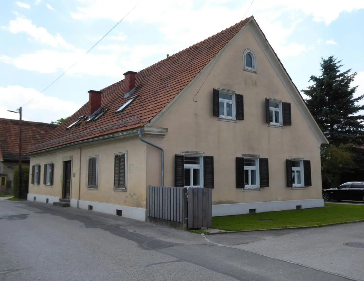 Solides Anlageobjekt - Wohnhaus mit vier Wohneinheiten und Ausbaupotential, Baulagerplatz mit Lagerhallen und Reserven