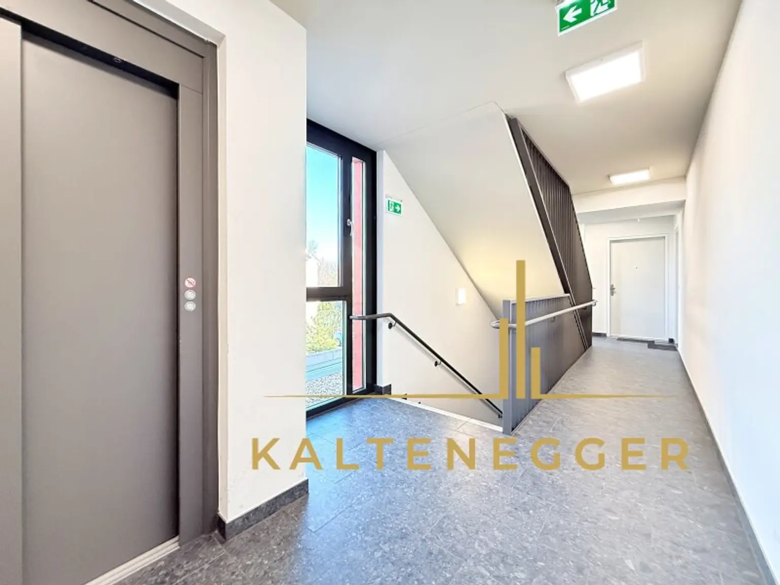 1. Stock - helles Stiegenhaus