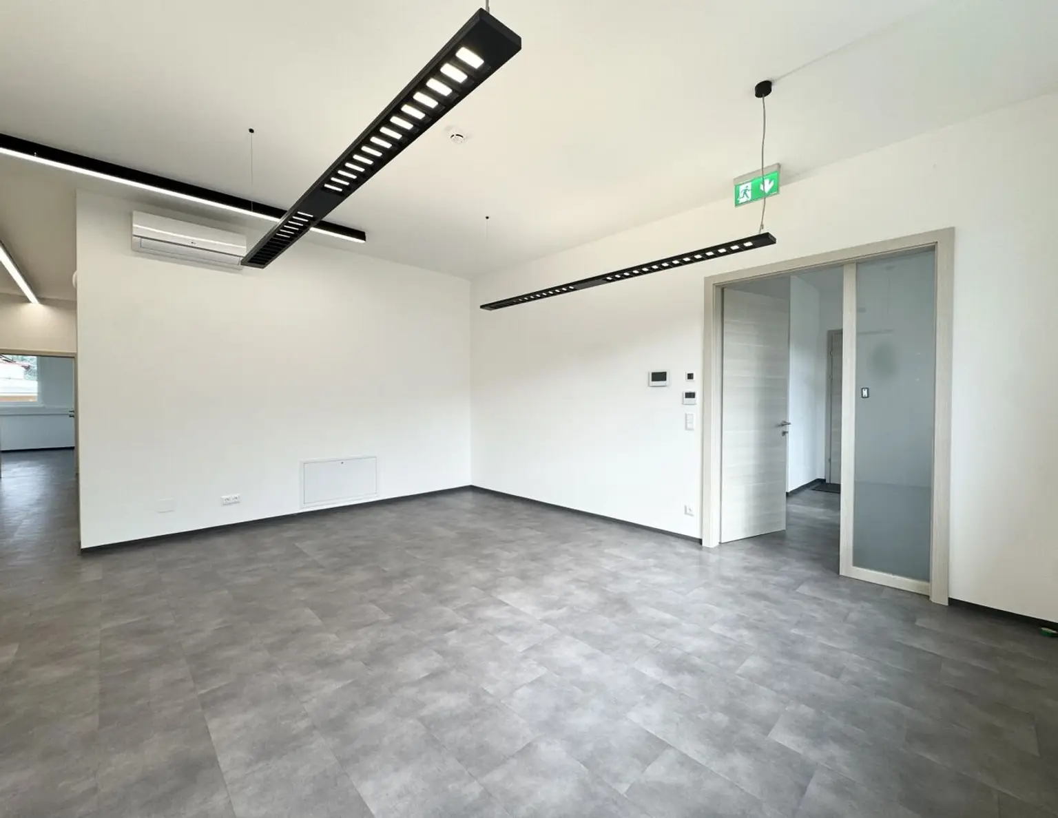 Moderne Büro- und Praxisräumlichkeiten mit 145m² in neuwertigem Firmengebäude zu vermieten!