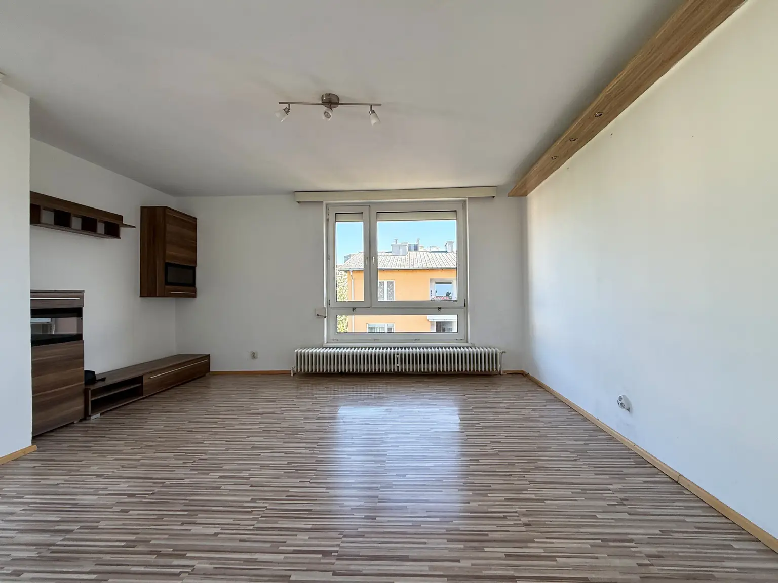 Wohnzimmer mit Balkon und großem Fenster