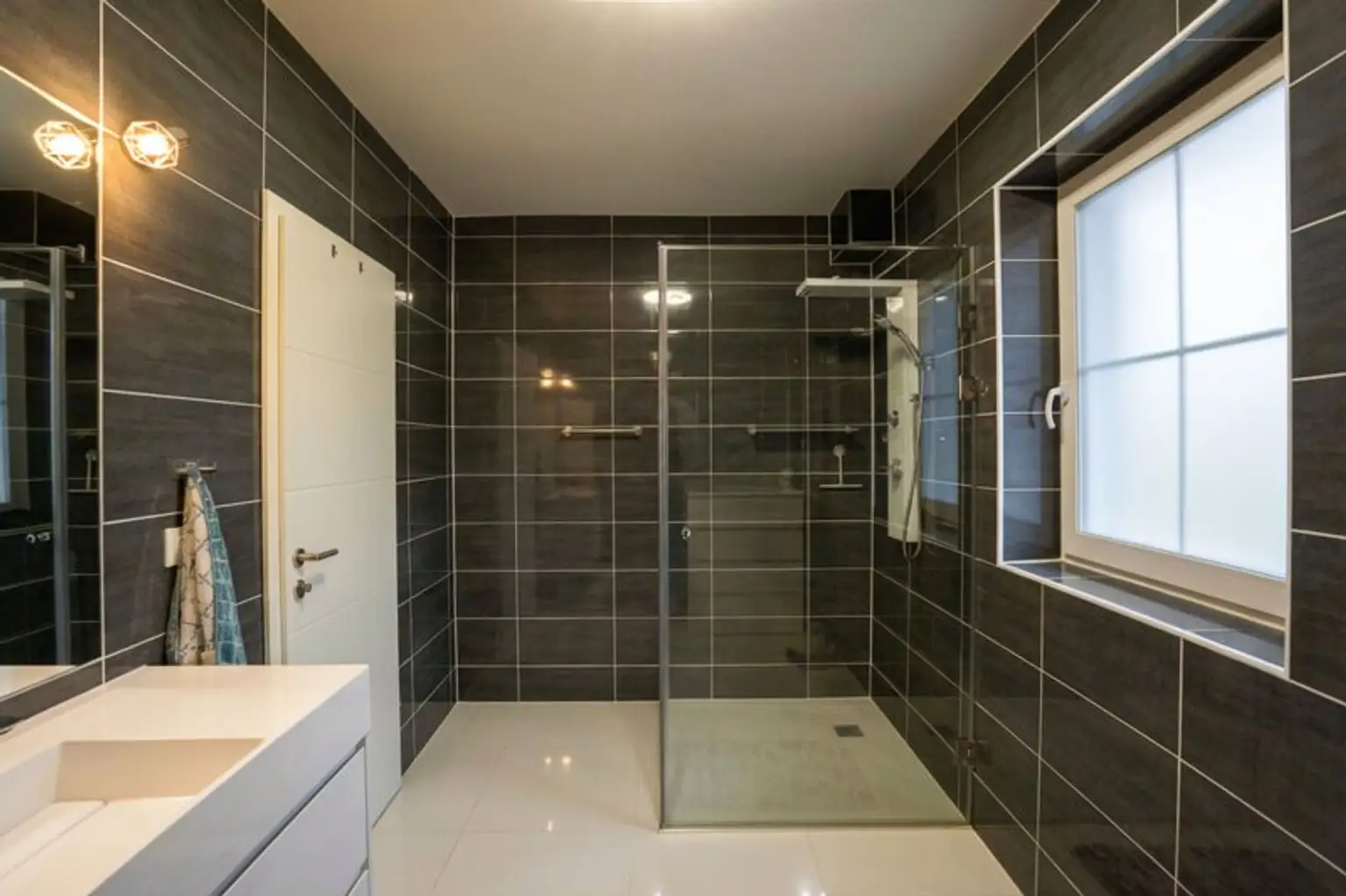 Bad mit Dusche, Wanneninstallation vorbereitet