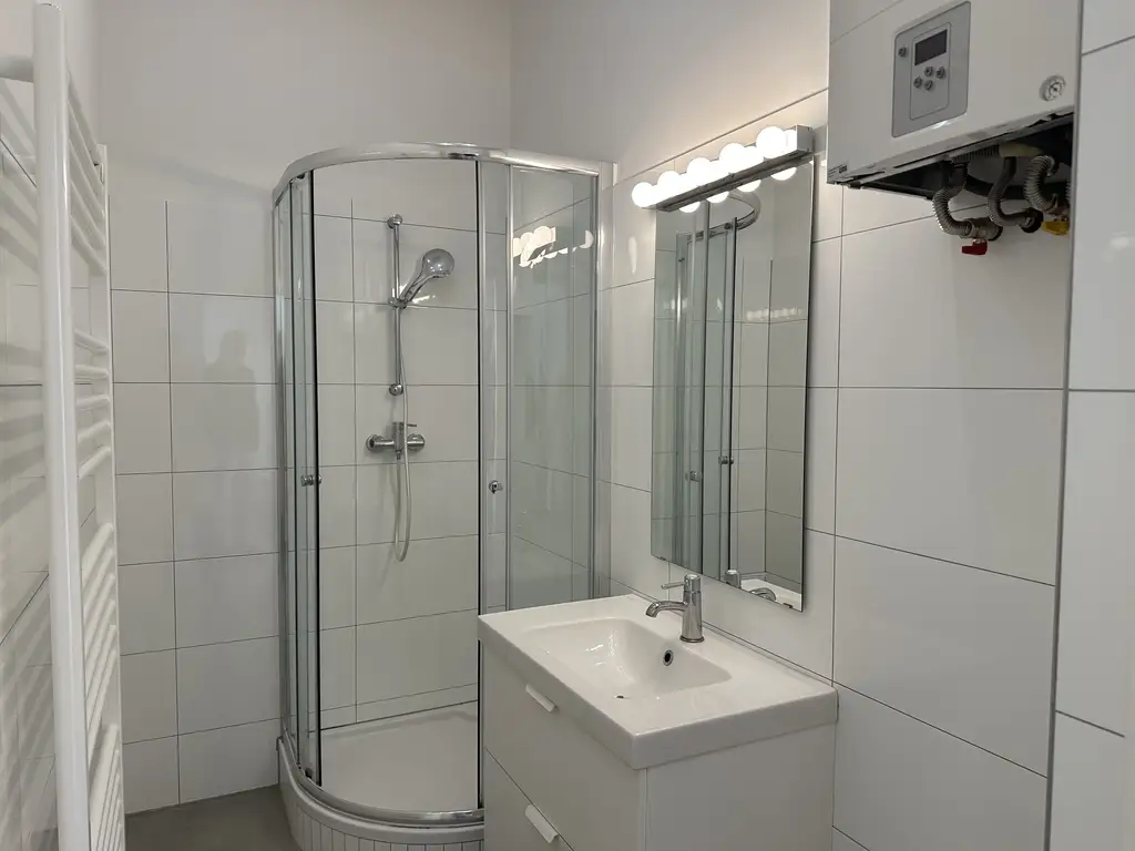 Altbaucharme inmitten Dögling - geräumige zwei Zimmer Wohnung