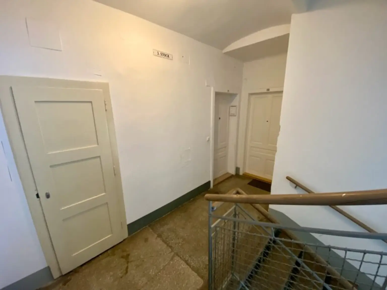 2 Zimmer-Wohnung ZUM SANIEREN, BLICK ins GRÜNE!