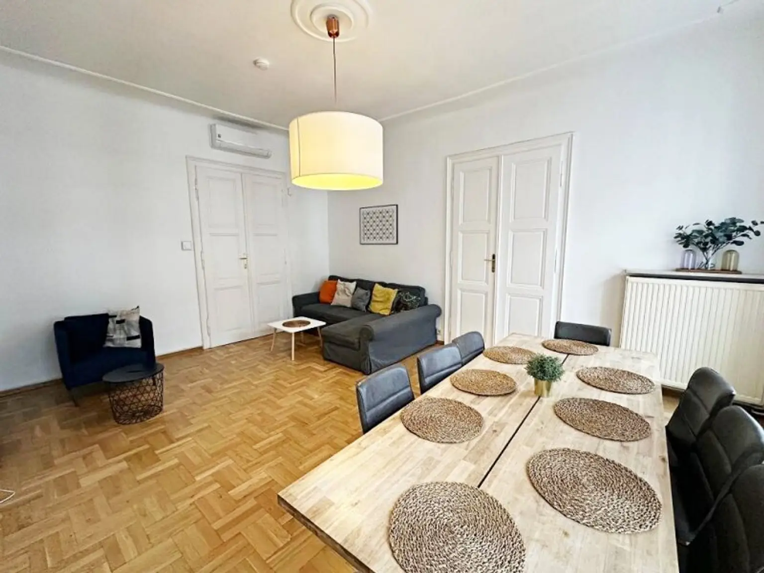 OPERNRING, STAATSOPER, klimatisierte 106 m2 Altbau, 3 Zimmer, Möblierung möglich, Extraküche, 2 Bäder, 4. Liftstock