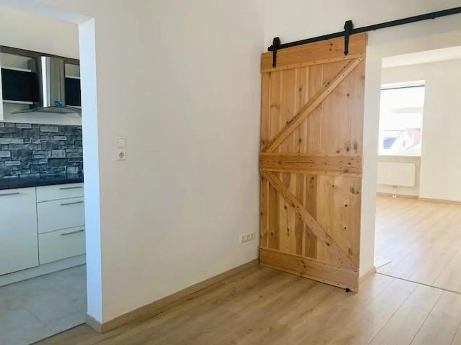 Esszimmer mit Blick zur Küche und Wohnzimmer