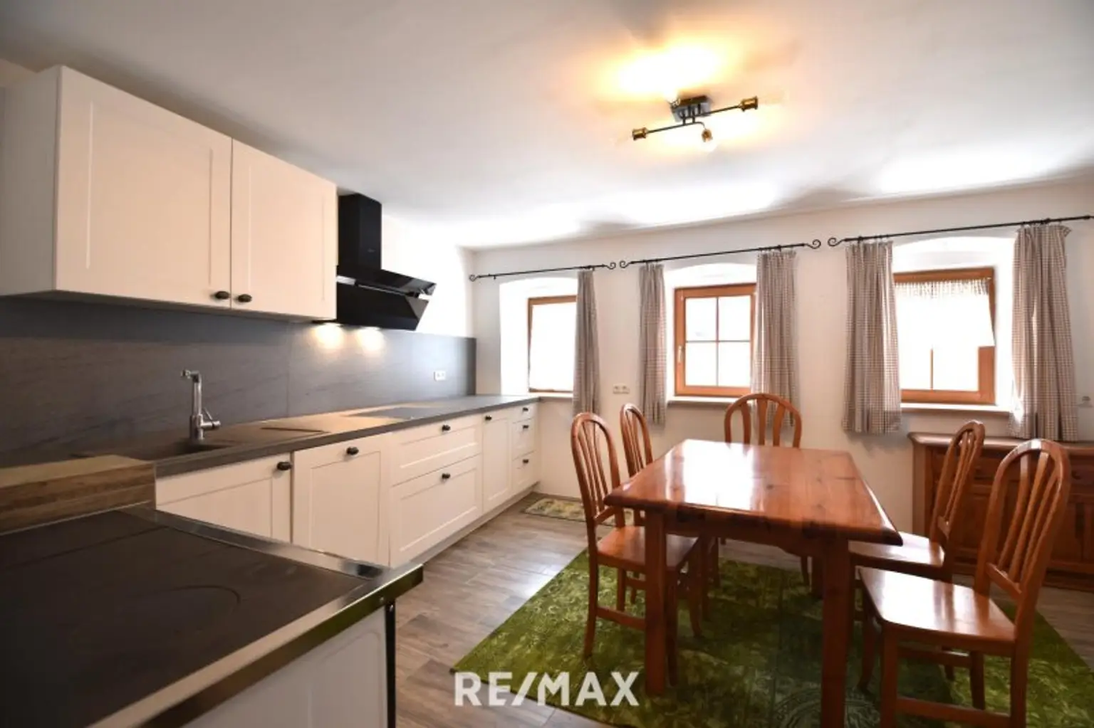 Küche mit Essgarnitur