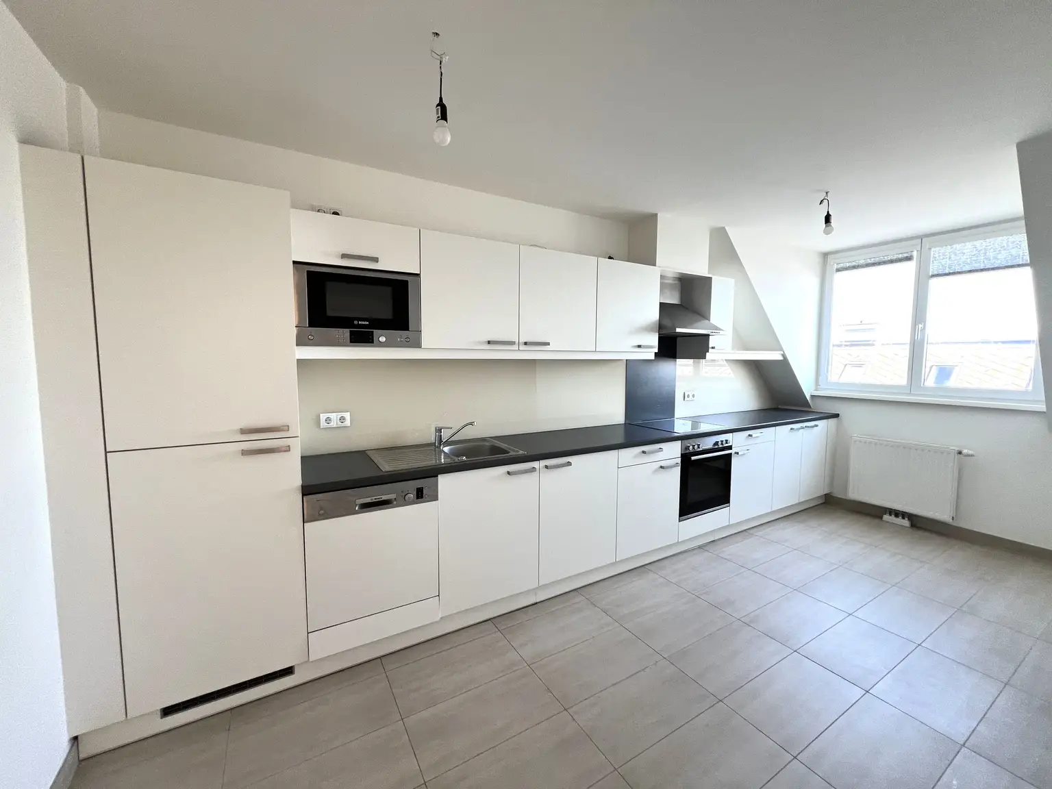 Modernes Wohnen nahe Naschmarkt: Klimatisierte Dachgeschoßwohnung mit Balkon und Terrasse