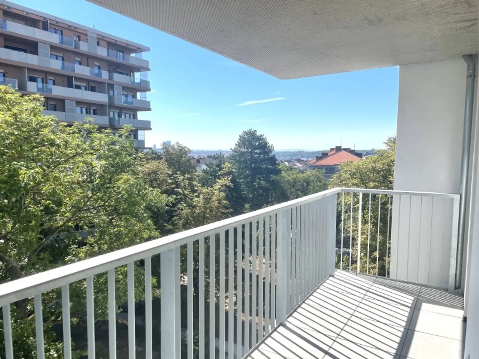 Wunderbare 2-Zimmer Wohnung in ruhiger Lage mit Blick über die Skyline! Ab 01.11