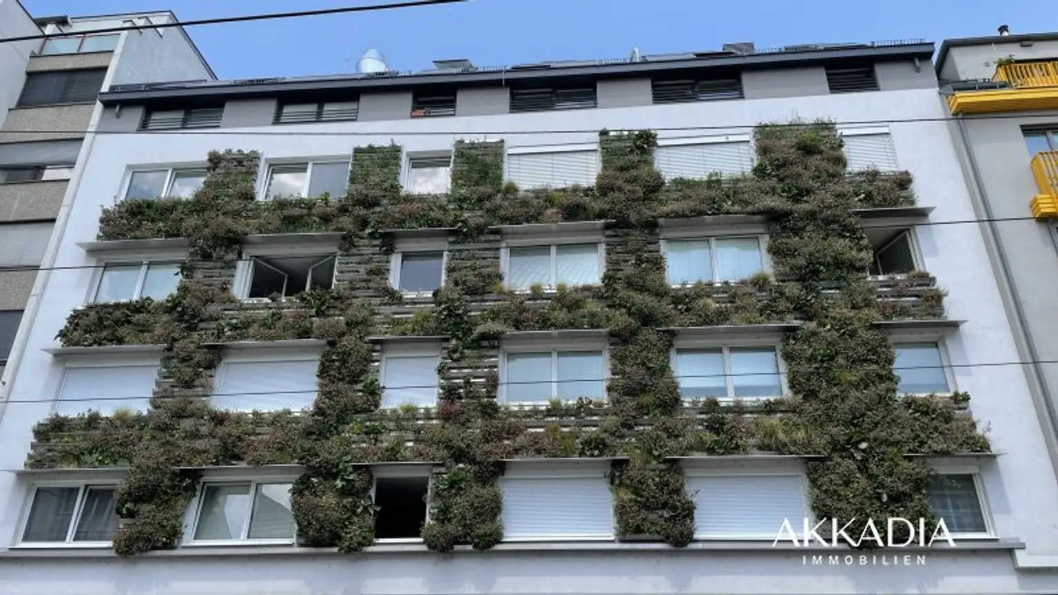 Moderne Dachgeschosswohnung, klimatisiert und gut geschnitten