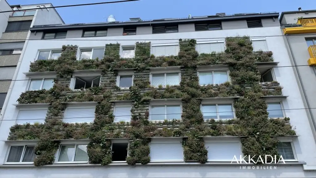 Moderne Dachgeschosswohnung, klimatisiert und gut geschnitten