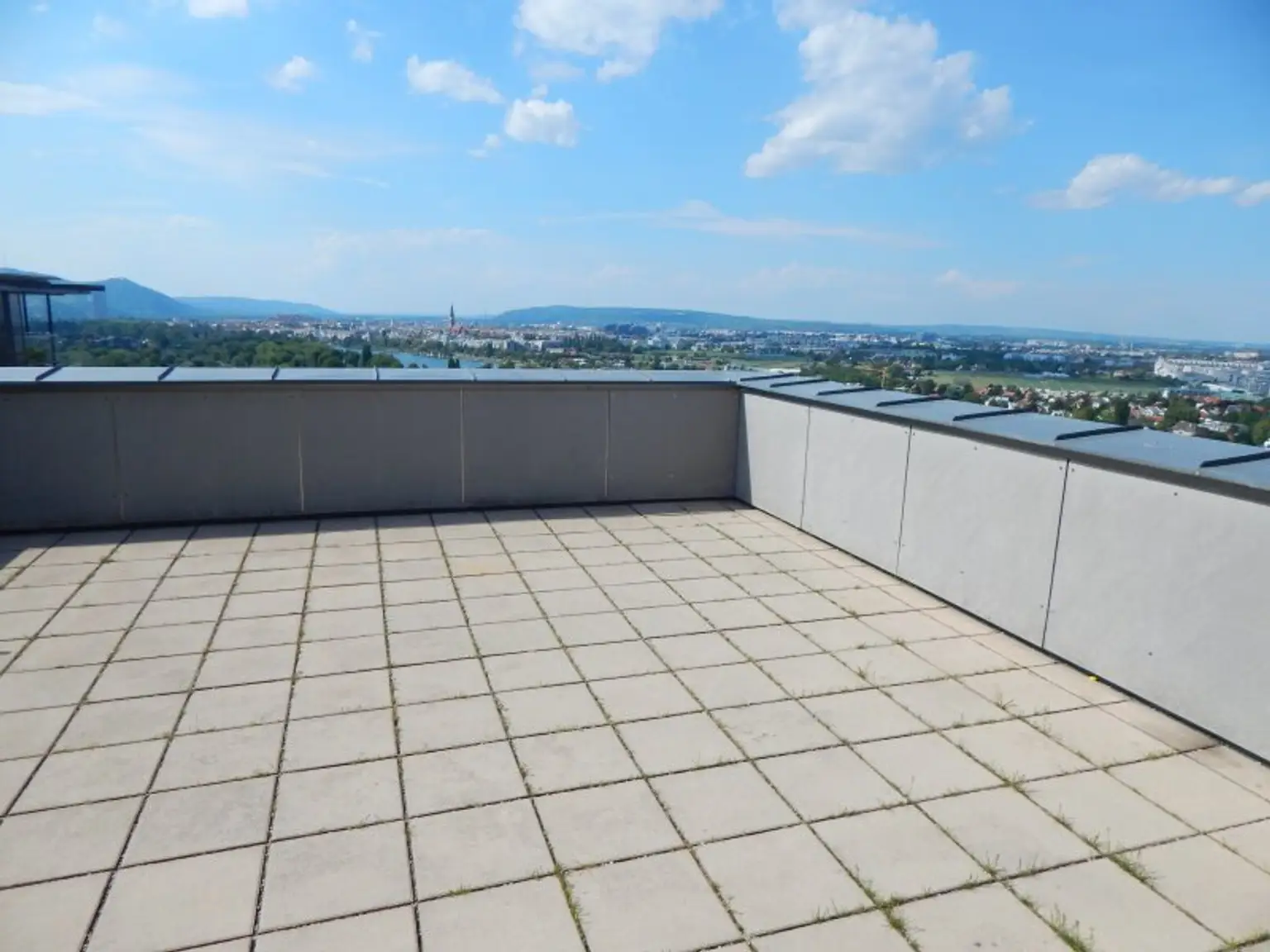 Blick zur Alten Donau vom 8.Liftstock - nähe U-Bahn und Donau Zentrum