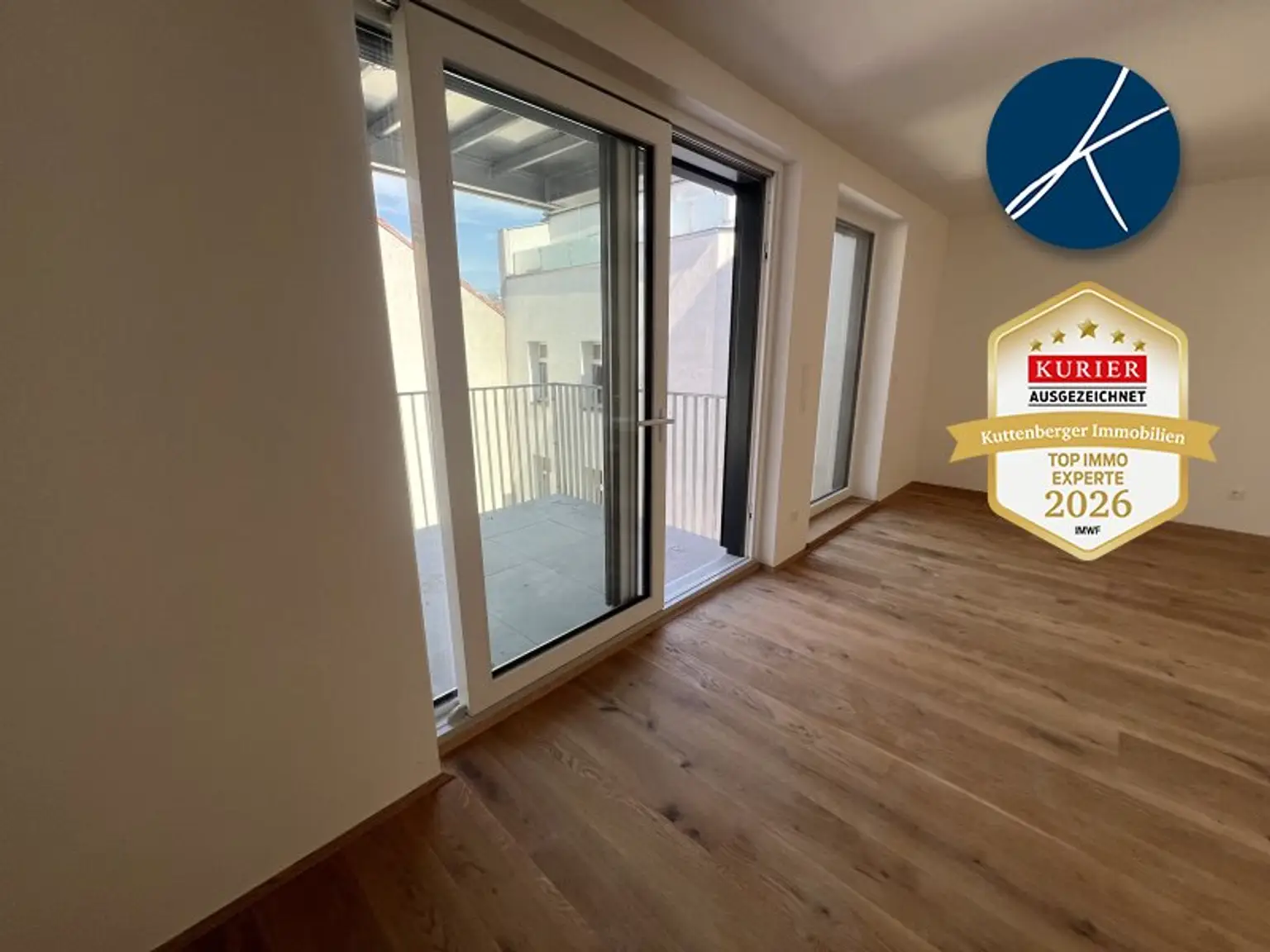 mit großen Fensterflächen