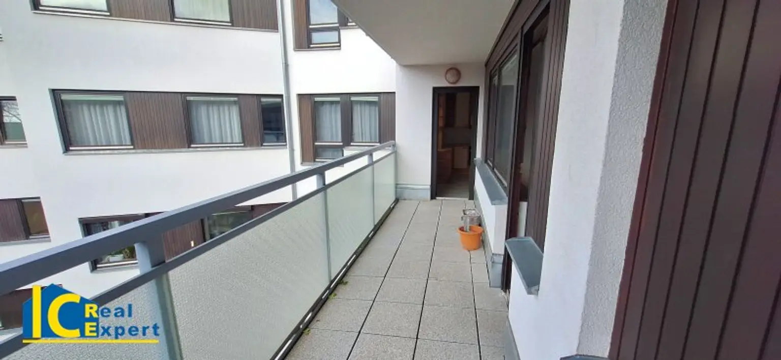 Westseitiger innenhofliegender Balkon