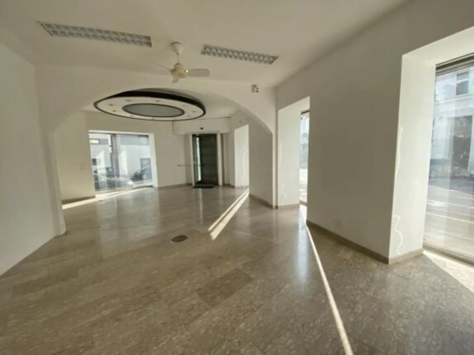 Geschäftslokal, modernes Geschäftslokal / Büro / Praxis - große Auslageflächen