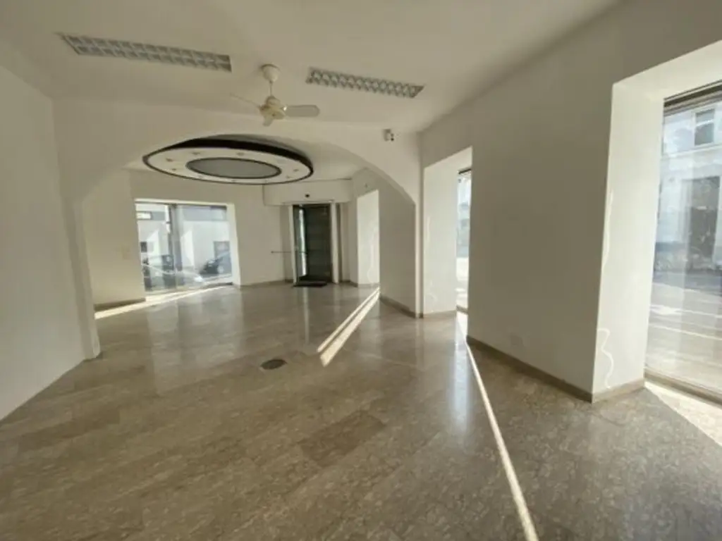 Geschäftslokal, modernes Geschäftslokal / Büro / Praxis - große Auslageflächen