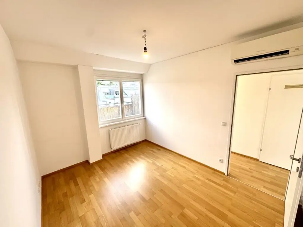 NEU! Lichdurchflutete Maissonette Dachgeschosswohnung mit Dachterrasse im Servitenviertel zu vermieten! Mit Blick auf Stephansdom und Kahlenberg!