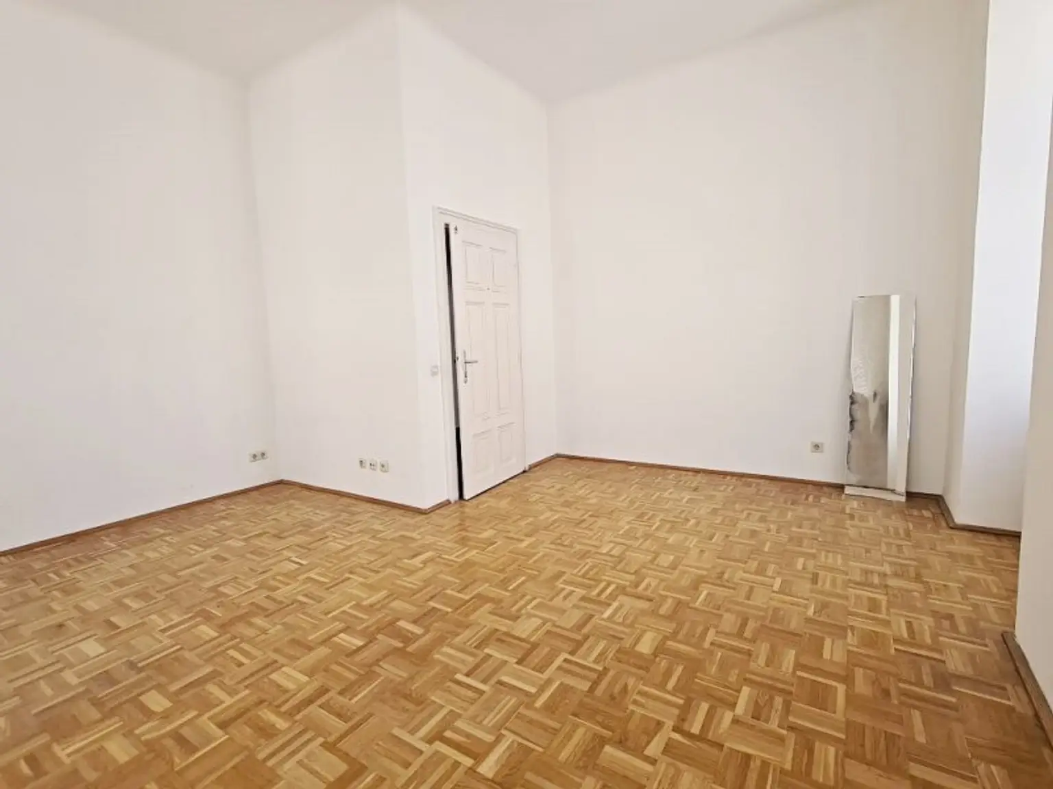 SALESIANERGASSE, teilsanierte 86 m2 Altbau, 3 Zimmer, Küche, Wannenbad, Parketten, 2. Liftstock, Botschaftsviertel