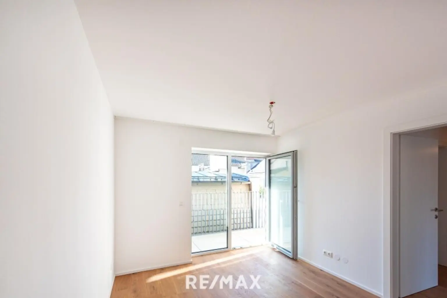 Schlafzimmer mit Ausgang auf hofseitige Terrasse