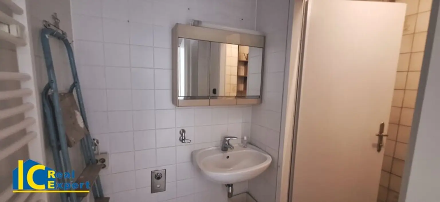 Waschbecken im Vorraum vor dem WC