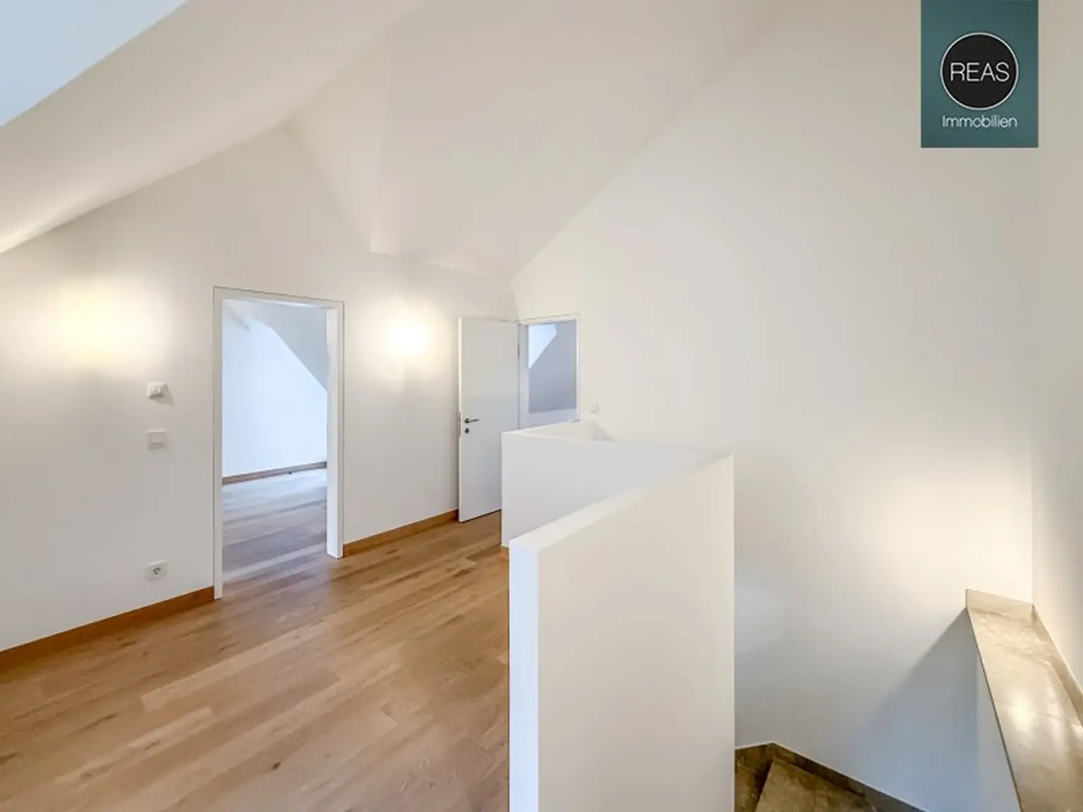 Provisionsfrei: Exklusives Maisonette - Apartment mit Loggia und Terrasse beim Beethoven Museum und Pfarrplatz! Garagen verfügbar!