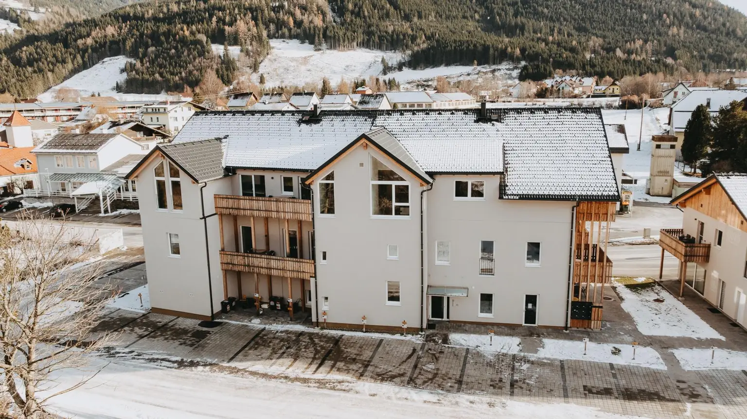 Zugewiesene Stellplätze unmittelbar vor dem Objekt