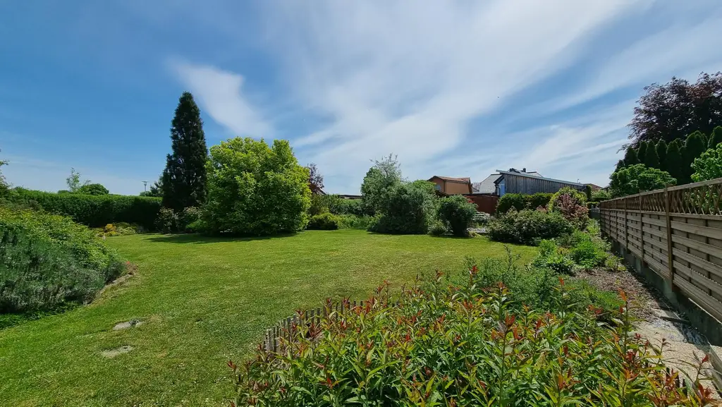 Charmanter Bungalow mit großem Garten, Photovoltaik & Teichanlage