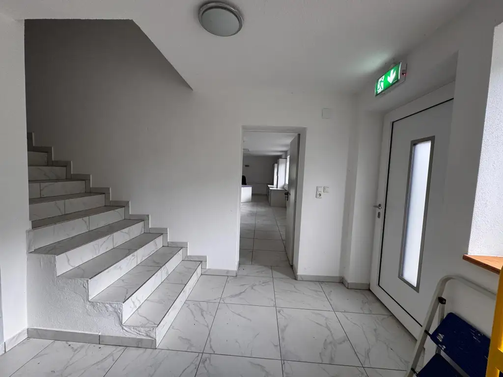 Großzügige Gewerbeliegenschaft mit XXL-Grundstück, Halle, Büro und XL-Einliegerwohnung in zentraler Lage in Fornach