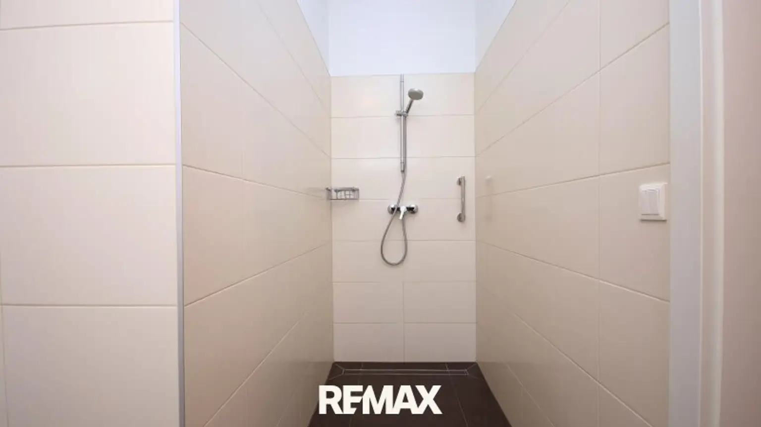 ...geräumiger Walk-in Dusche