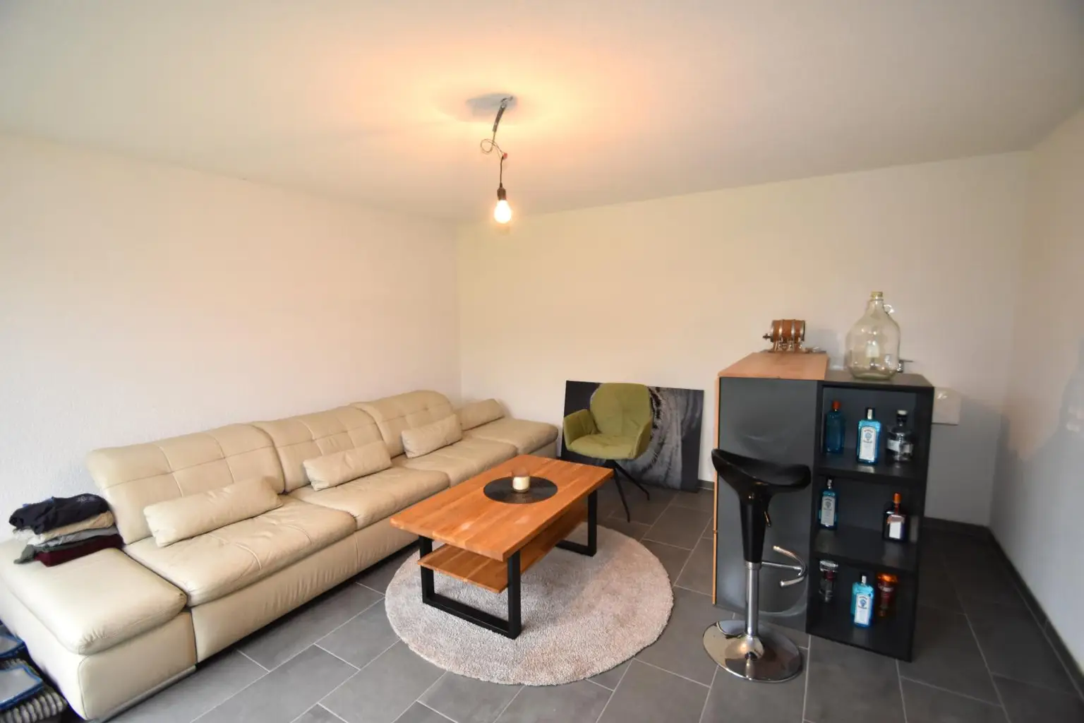 Partyraum mit Ausgang in den Garten KG