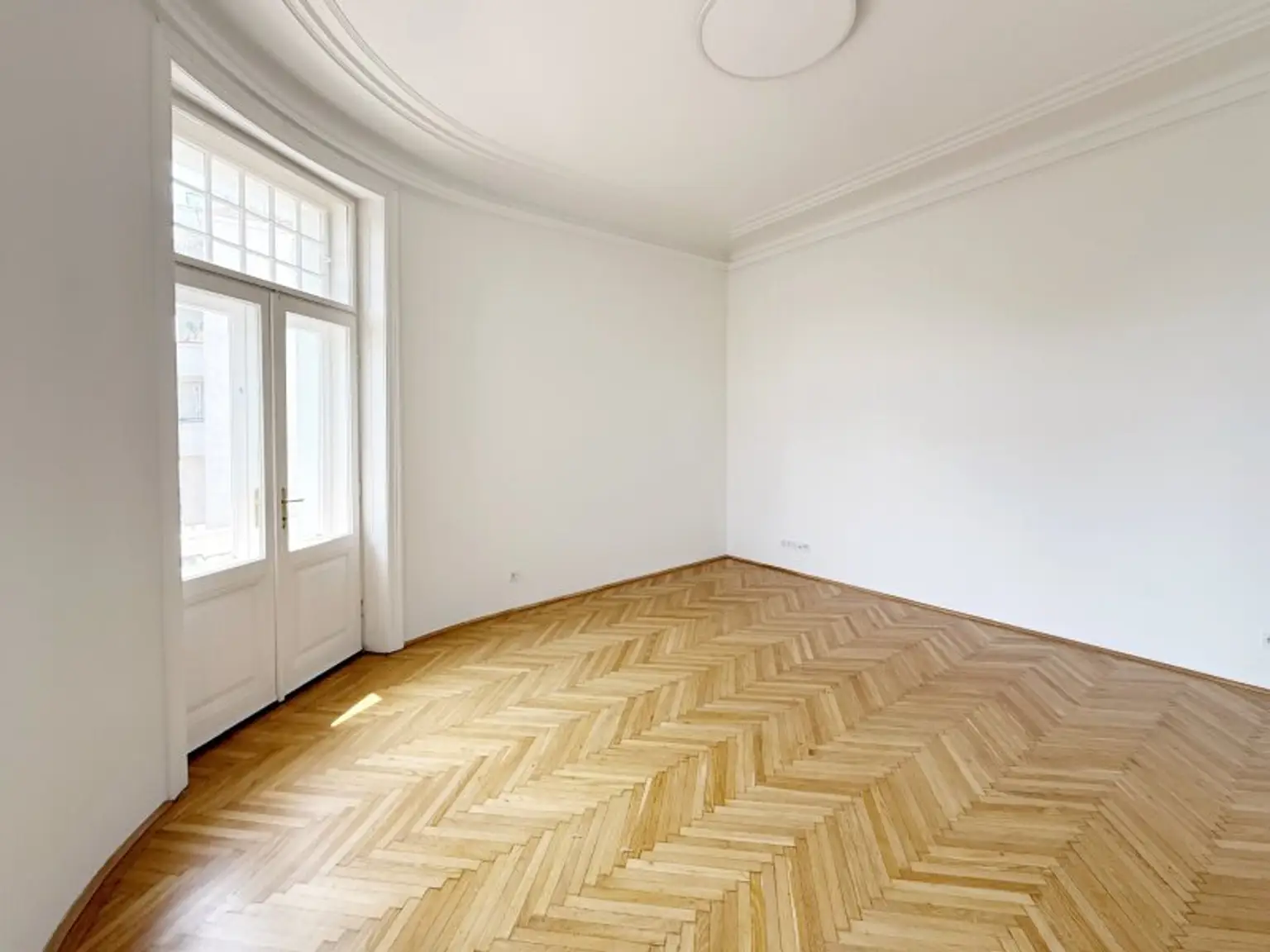Charmante Bürofläche im sanierten Stilaltbau, unmittelbar bei der U4 und nahe dem 1. Bezirk