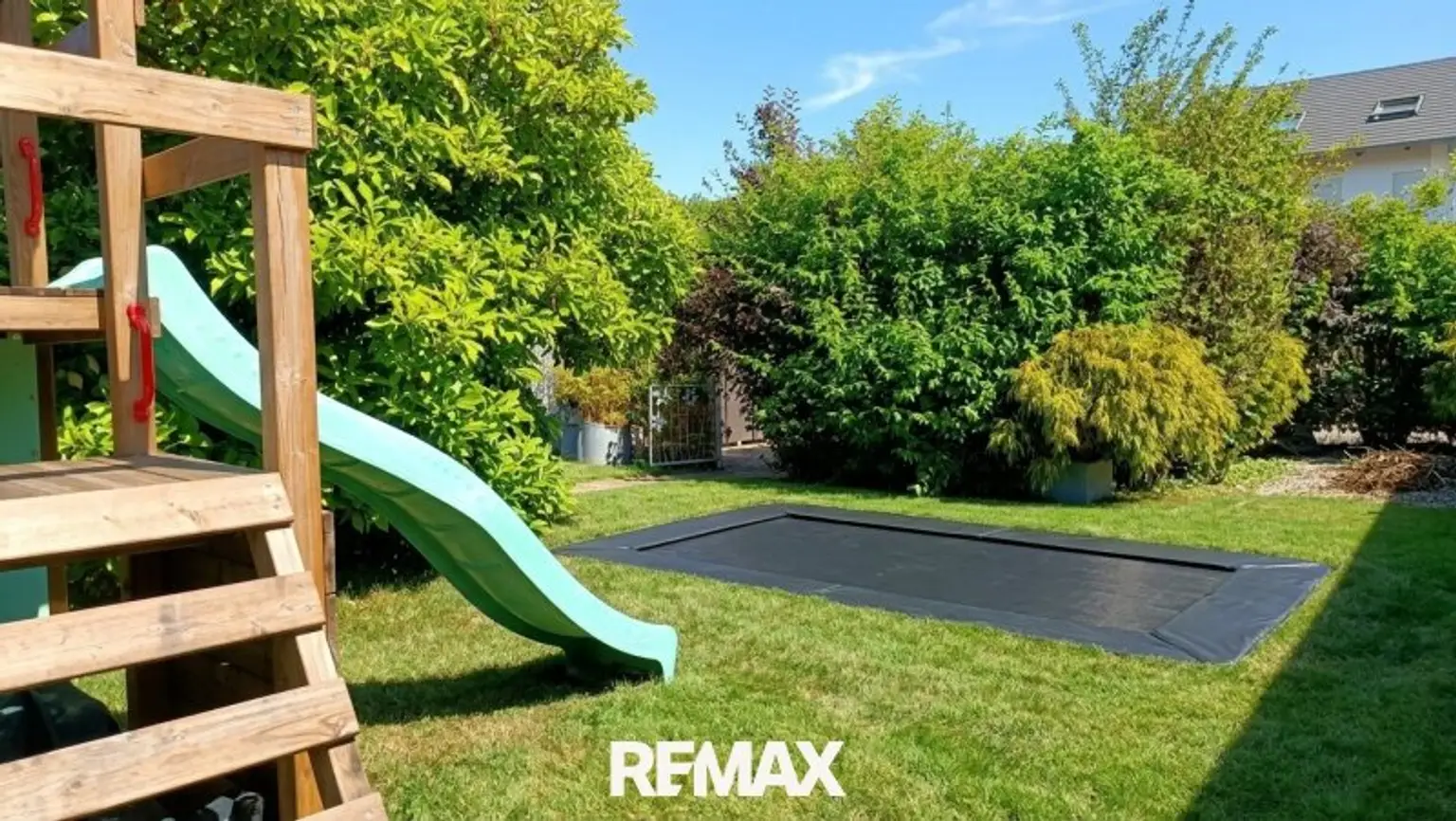 Garten mit Klettergerüst und versenktem Trampolin
