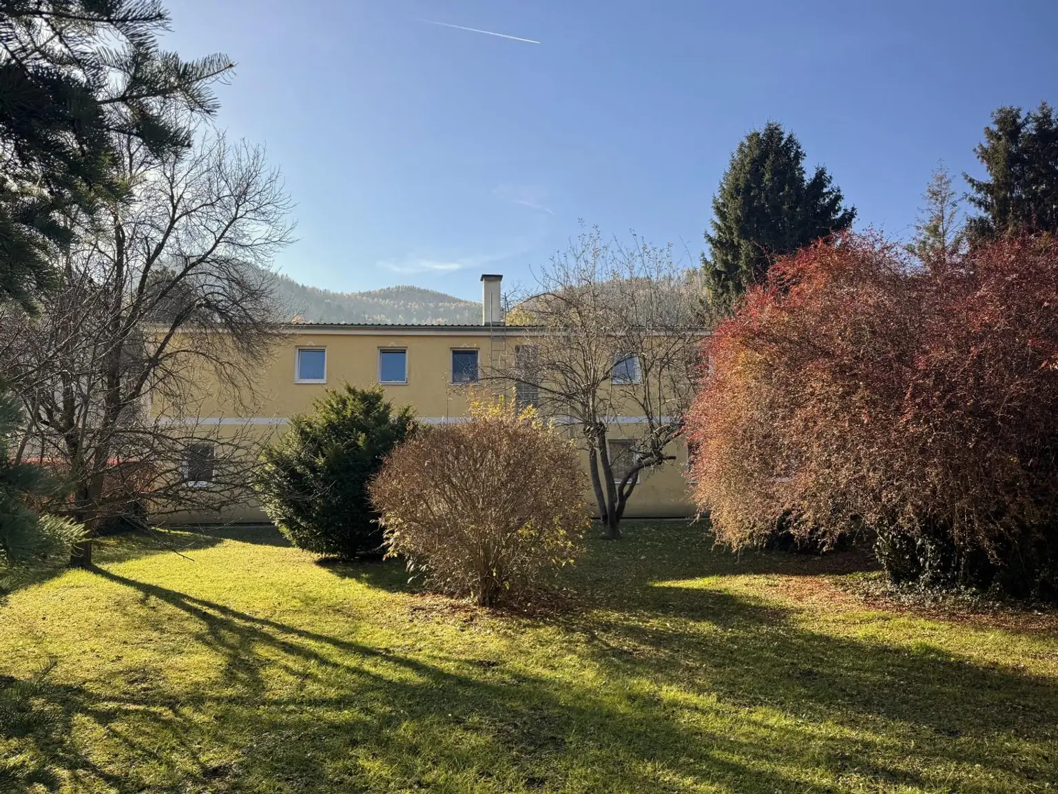 Sanierungsbedürftiges Mehrfamilienhaus mit großem Grundstück und hoher Bebauungsdichte