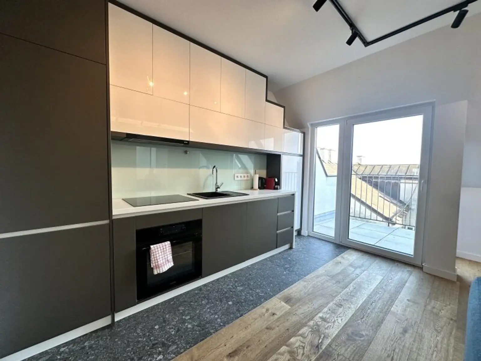 MÖBLIERTE WOHNUNG MIT DACHTERRASSE - MODERNSTE AUSSTATTUNG