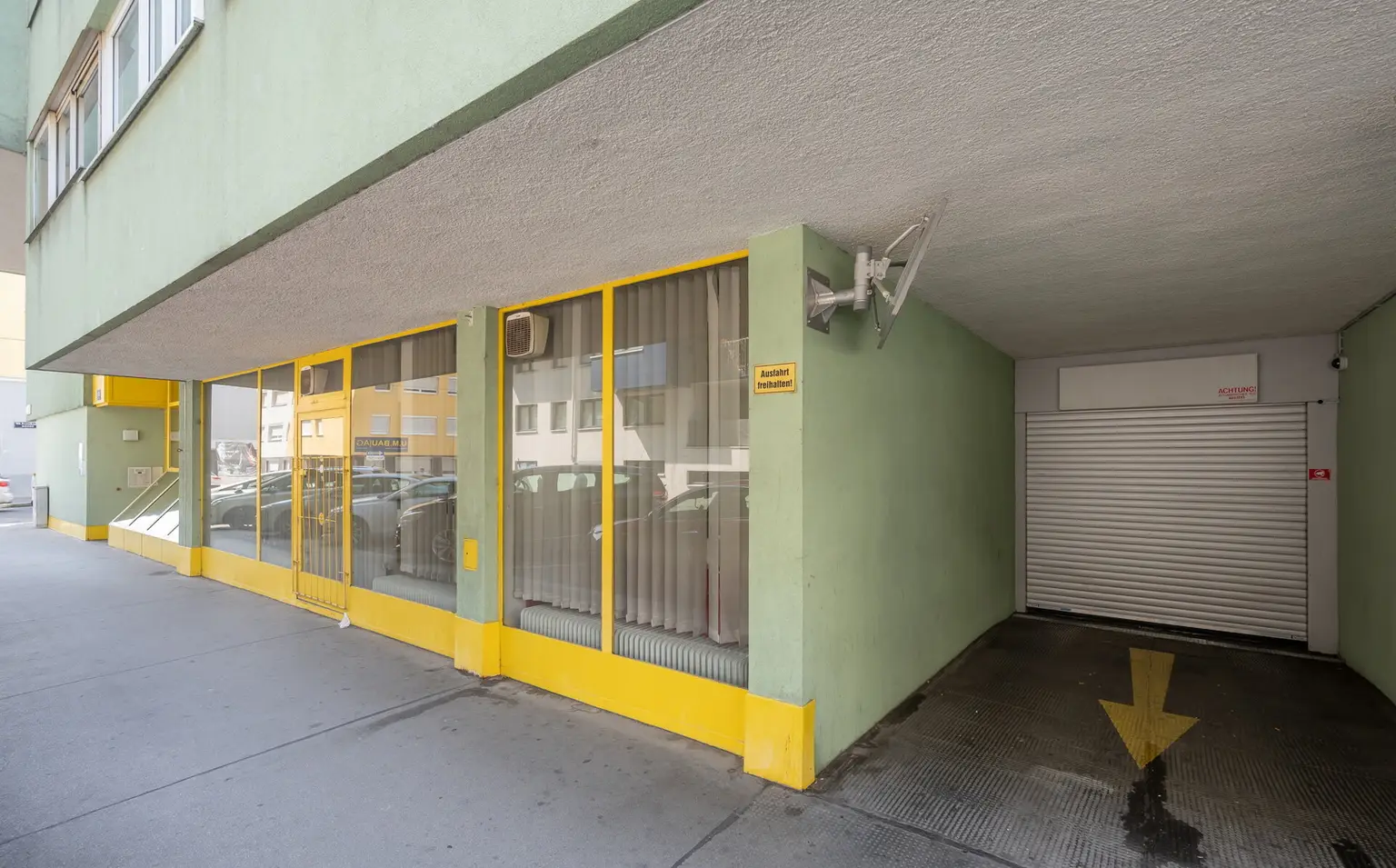 Auslage mit straßenseitigen Eingang