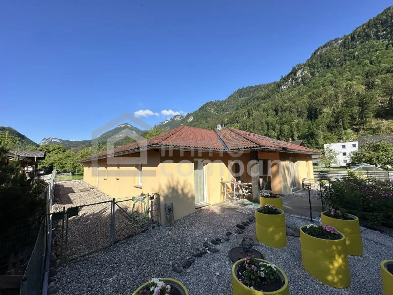 Unschlagbares Top-Angebot ! Luxuriöser Bungalow mit hochwertiger Ausstattung, in zentrumsnaher, sonniger Ruhelage in Hohenems, sehr geräumige Dreier-Garage mit Fernbedienung, großzügige Grundstücksfläche, ausgezeichnete…