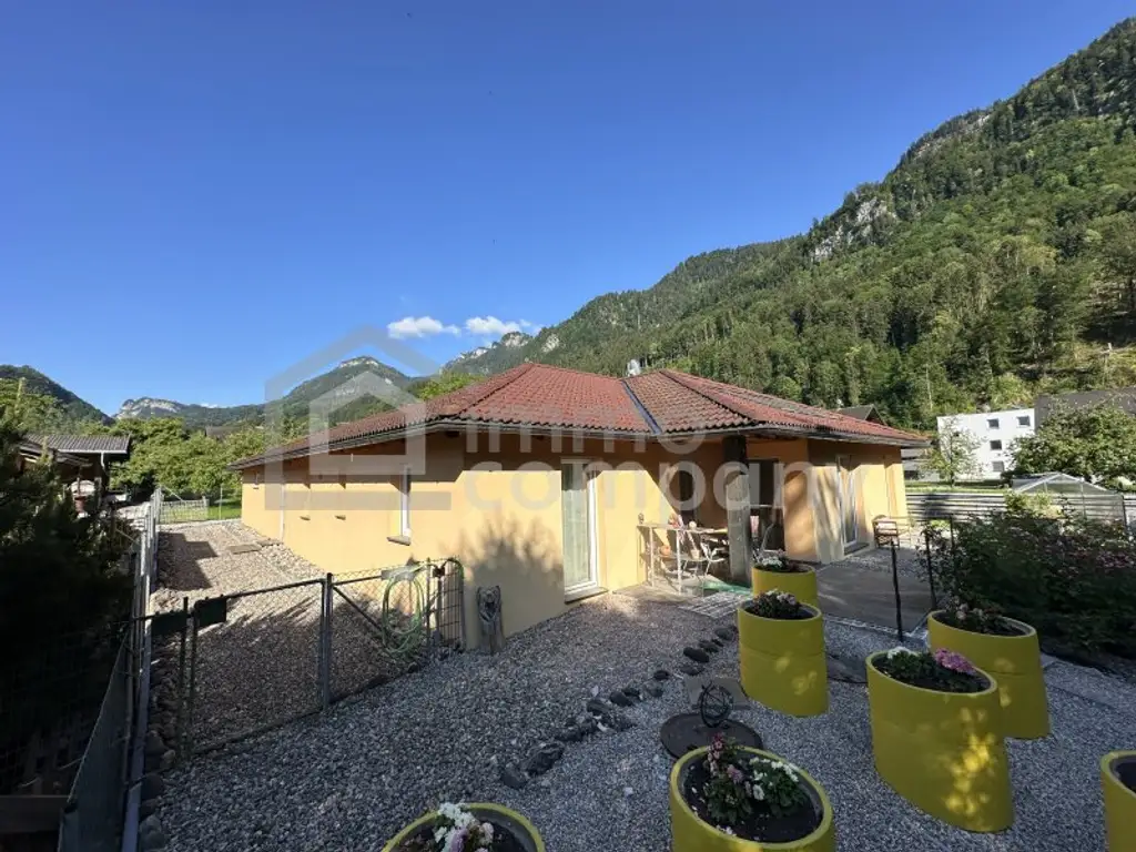 Unschlagbares Top-Angebot ! Luxuriöser Bungalow mit hochwertiger Ausstattung, in zentrumsnaher, sonniger Ruhelage in Hohenems, sehr geräumige Dreier-Garage mit Fernbedienung, großzügige Grundstücksfläche, ausgezeichnete…